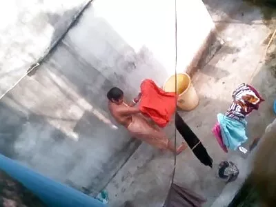 गरम घट्ट मुलगी तिच्या माणसाला कॅमेऱ्यावर पकडते