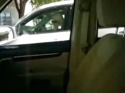 लहान स्तन असलेल्या जुन्या स्लटला तिचे पाय पसरतात