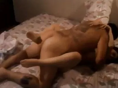 गोंडस श्यामला लंड चालवते आणि blowjob देते