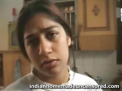 धूम्रपान करणारा गोरा डिक चोखतो आणि खेळण्यांसह खेळतो