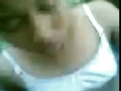 वेडा पती तिच्या सुंदर पत्नीला एका कौटुंबिक मित्रासह सामायिक करतो