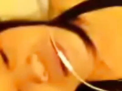माणूस त्याच्या मुलीला स्पर्श करतो आणि तिच्या गांडीवर cums करतो
