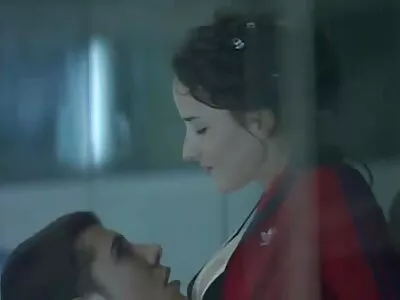 गोंडस सोनेरी हस्तमैथुन आणि fucks