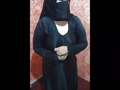 तिचा सुंदर चेहरा कम सह बरसला
