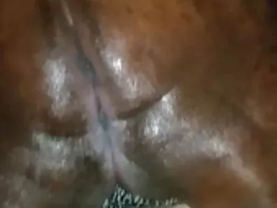 गुदद्वारासंबंधी खेळण्यासह मोहक बेब सेक्स करते