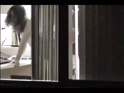 खिडकीजवळ वेबकॅमसमोर मुलीसोबत सेक्स करणे