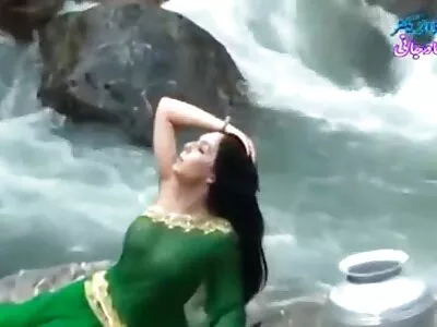 मोहक गोरा तोंडात चोखला आहे