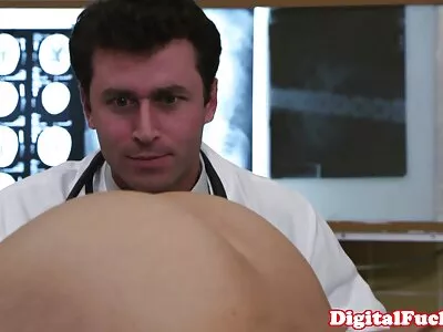 सेक्सी एकल बेब दाखवत आहे