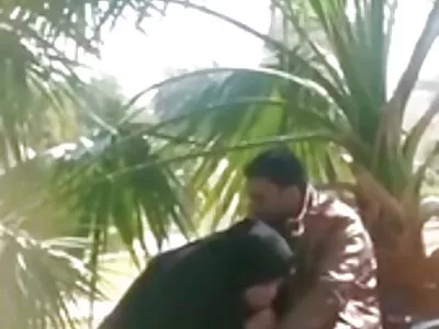 किशोरवयीन एक त्रिगुट आनंद