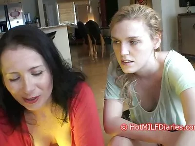 मोठे नैसर्गिक स्तन असलेले गोरा एक blowjob देते आणि कम मिळवते