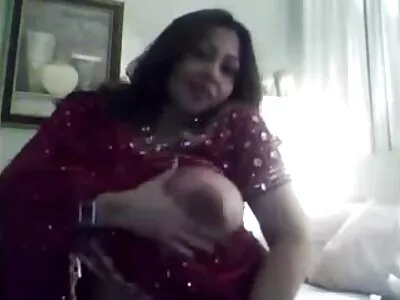 सुंदर मुलगी स्वार होऊन चेहऱ्यावर कम येते