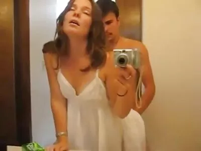 Nerdy busty चिक बॉयफ्रेंड द्वारे अंथरुणावर चोंदलेले आहे
