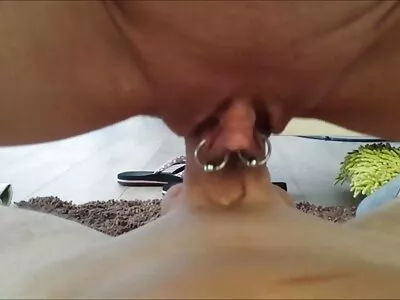 मादक जपानी केसाळ पुच्चीला चोखले जाते आणि creampie