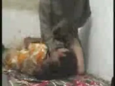 एक लवचिक गांड सह गोंडस पेटीट blowjob करते
