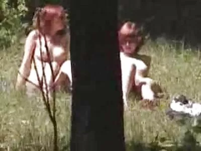 तिच्या गुलाबी चिरासाठी जांभळा डिल्डो