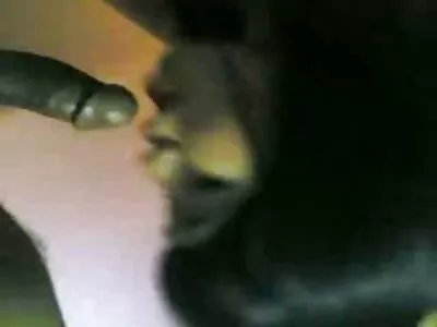 आशियाई किशोरवयीन मुलगी तिच्या माणसाची वांग चालवत आहे