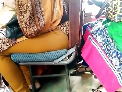 एक खेळण्यासह खोडकर एकल किशोर
