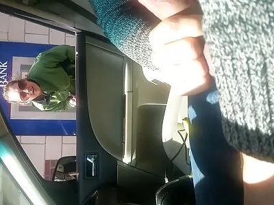पांढरा पिला तिच्या गोल पुच्चीला हलवतो