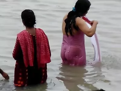 MILF त्याचा पाय वापरून त्याला खुश करते